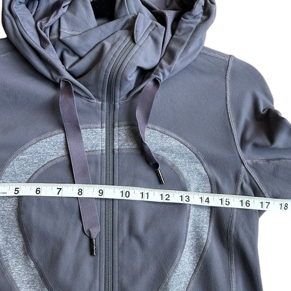 Lululemon Hooded Stride Jacke- Magnum and Heathered Grey. - Picture 8 of 9